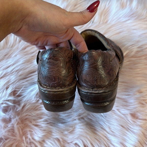 BOC B.O.C. Brown Western Punchy Floral Embossed Faux Leather Nurse Clogs Shoes - Picture 4 of 5